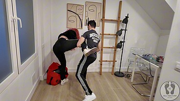 4K I CAUGHT A GIRL BURGLAR TRY TO ESCAPE FIGHTING WITH KICKS