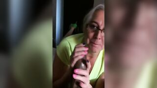 Grand-mère adore vider les couilles des noirs