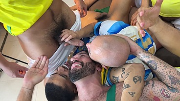 YURI GAÚCHO - GANGBANG COM JOGADORES DOTADOS FODENDO NO VESTIÁRIO DA COPA - SURUCOPA