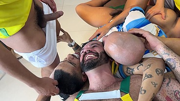 YURI GAÚCHO - GANGBANG COM JOGADORES DOTADOS FODENDO NO VESTIÁRIO DA COPA - SURUCOPA