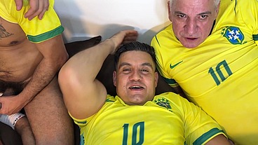YURI GAÚCHO - GANGBANG COM JOGADORES DOTADOS FODENDO NO VESTIÁRIO DA COPA - SURUCOPA