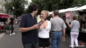 Een hete Duitse blondine blootgesteld en gedragen door een slaaf.