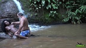 pescador fode negra novinha em troca de balde de peixe - bruna black - sandro lima