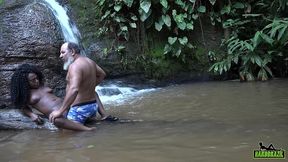 pescador fode negra novinha em troca de balde de peixe - bruna black - sandro lima