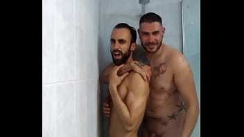 Me doy una ducha con mi amigo HETERO