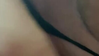 Vídeo solo de uma garota gay se masturbando com um vibrador.