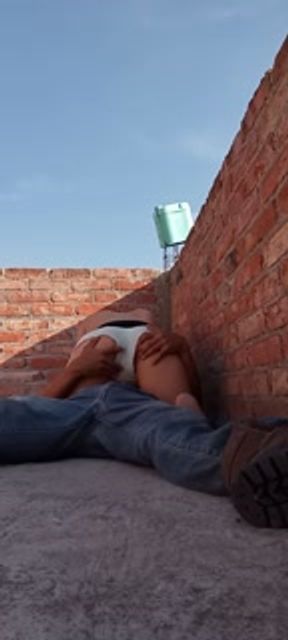 Llega su esposo de trabajar cuando de vaquera al aire libre en la azotea estaba