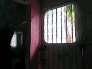 se va el marido de viaje y puta caliente lo engaña con la mujer de los domicilios