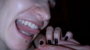 Sadistische Bisse an Fingern und Hand - Bite Fetish - Femdom Biting - German - Deutsch (MOV)