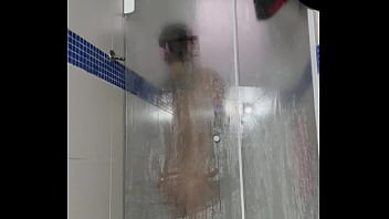Tomando banho e me masturbando pensando no meu amigo