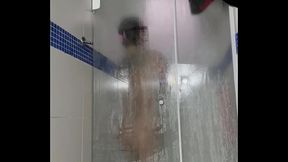 Tomando banho e me masturbando pensando no meu amigo