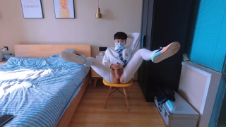 制服姿の男が自慰行為と絶頂