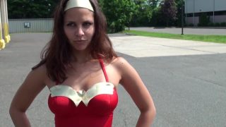 ワンダーウーマンのコスプレイヤーが鎖で縛られ悪役令嬢とイチャイチャさせられる