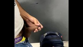 BOY DE JOELHOS MAMOU A ROLA DO VENDEDOR DE BALAS AT&Eacute_ GOZAR NO MICT&Oacute_RIO DO WC DO MERCADO.