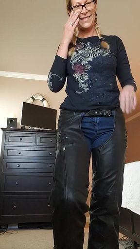 MILF Camgirl Jess Ryan Full Leathers Looking Hot