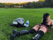 Exibe Buceta, no parque Público. Mini saia sem Calcinha