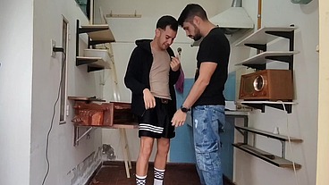 Los pantalones hinchados con los huevos llenos de leche