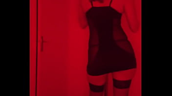 Miss Stripper mueve sus caderas al ritmo de hardsensual