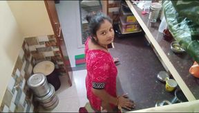 kitchen me khana banate  time aakar husband ne mujhe chod diya