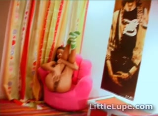 Columbian solo teen slut rubs he pussy