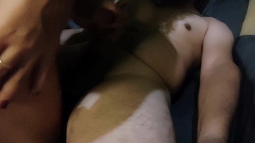 Comeu o cuzinho da novinha grávida e ainda gozou dentro!