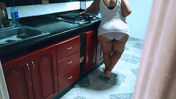 Touching a hot mature woman&#039_s pussy