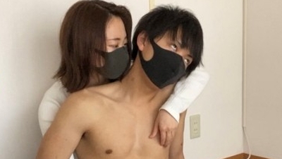 背面手コキでイケメンM男の亀頭と敏感乳首を責めたら射精しちゃいました♡ Japanese Amateur Couple Femdom Handjob Cumshot - えむゆみカップル