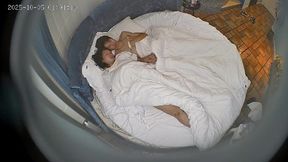 流出酒店情趣圓床偷拍時尚前衛打扮男女開房有點角色互換性別的意思