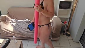 me gode la chatte et me doigte le cul sur ma terrasse