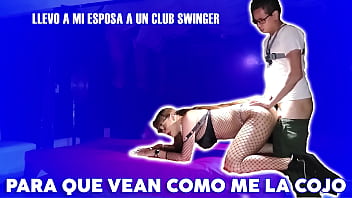 Voy a un club Swinger y llevo a mi esposa para que todos vean como me la cojo