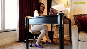 INEED2PEE IPOD TampaBae pees her pants during zoom meeting