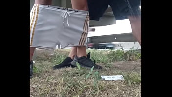 Dois dotad&atilde_o na passarela mijando e fodendo gostoso