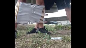 Dois dotad&atilde_o na passarela mijando e fodendo gostoso