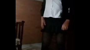Crossdresser latina Liseth modela en vestido sexy, mostrando sus piernas y pene