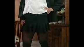 Crossdresser latina Liseth modela en vestido sexy, mostrando sus piernas y pene