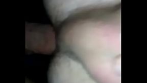 Gemendo e gozando dentro do puto