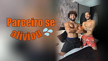 PRETINHO METENDO E LEITANDO O BRANQUINHO E MUITO LEITE