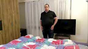 Vorschau - In blauen Jeans im Schlafzimmer