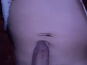 Twink se masturba en su habitación de noche y juega con una rica polla de gran tamaño