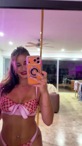 Amateur onlyfan plays with herself in front of a mirror