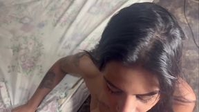 Tentando tirar a virgindade do cozinho da gostosa primeiro passando a pomada pra n&atilde_o sentir dor vamos tentar colocar a pica toda