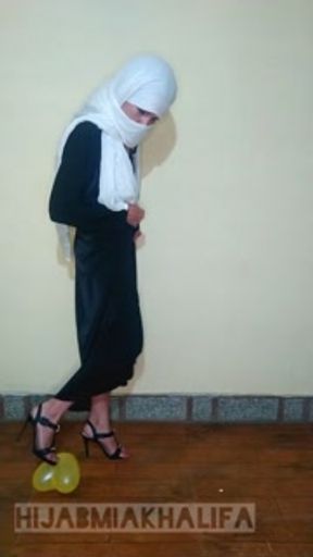 Busty chechen girl in hijab gets fun and bursts a balloons with high heels