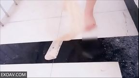 超卡哇伊网红美三寸之楼道露出潮吹 LO裙真空丝袜塞跳蛋 楼梯道香蕉自慰呻吟潮吹