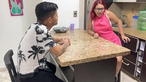 madrastra compartida con su hijastro - esposa es cojida por su hijastro y su marido cornudo a la vez porque es la puta de la casa