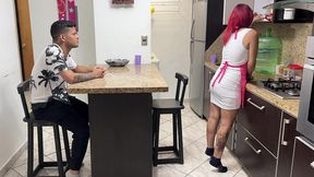 madrastra compartida con su hijastro - esposa es cojida por su hijastro y su marido cornudo a la vez porque es la puta de la casa