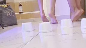 2 girls pisando vasitos bien rico no face