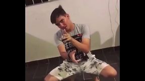 novinho gato dotado dan&ccedil_ando mostrando a xibata biscoiteiro padraozinho lindo fofo rio mariense