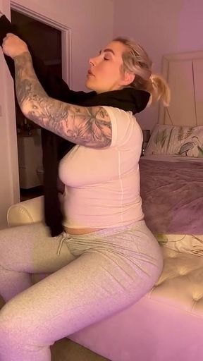 I Pull Down My Sweatpants to Show You My Big Juicy Ass