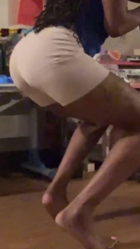 Thotty pole dancer shows off her twerking skills