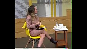 Regiane Tapias - Revista da Manha - Bem Sexy de Saia (05.05.21) (Parte 02)